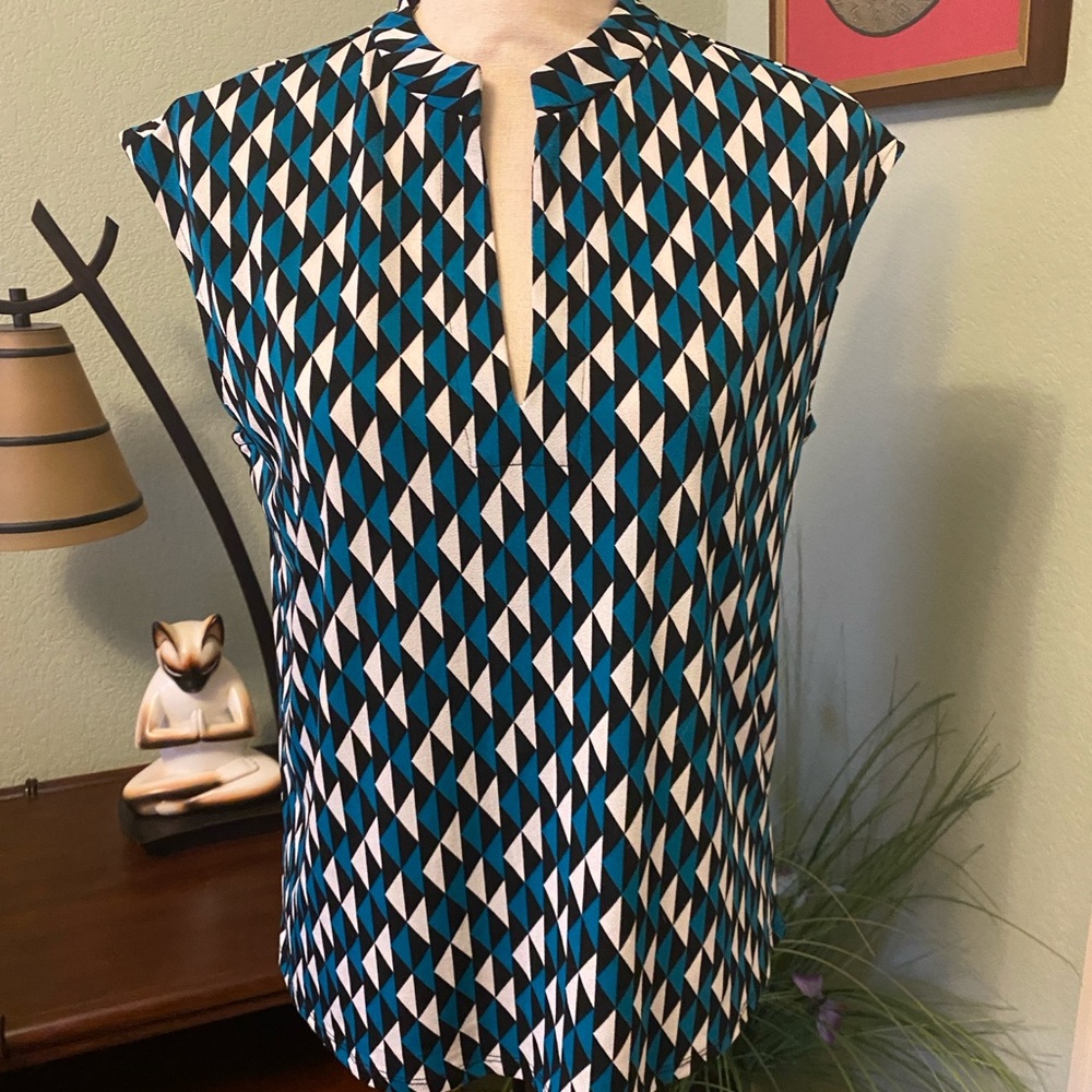 NWOT Worthington Teal and White Sleeveless Graphic Blouse